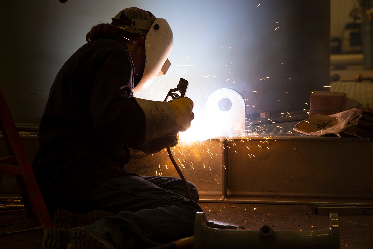 bolt-employee-welding-a-steel-structure